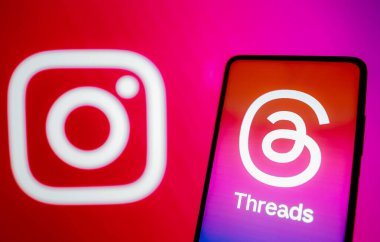 7 Temmuz 2023, Brezilya. Bu fotoğraf illüstrasyonunda, İplik logosu akıllı telefon ekranında gösteriliyor. Arka planda, sosyal ağ Instagram logosu