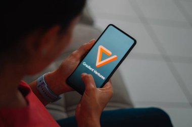 7 Temmuz 2023, Brezilya. Bu resimde, Gradient Ventures logosu akıllı telefon ekranında görüntülenir