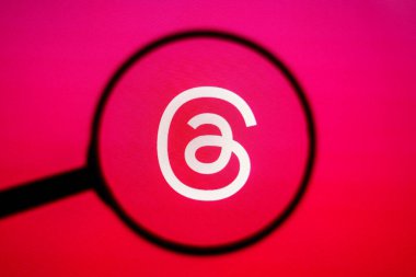 7 Temmuz 2023, Brezilya. Bu fotoğraf illüstrasyonunda, bir başlık uygulaması logosu bir büyüteç aracılığıyla bilgisayar ekranında görüntülenir