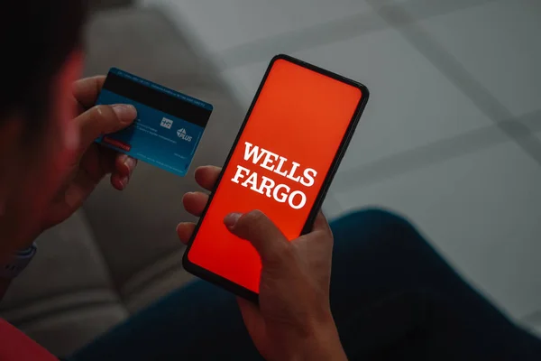 Temmuz 2023 Brezilya Resimde Wells Fargo Logosu Akıllı Telefon Ekranında — Stok fotoğraf