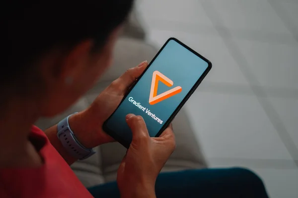 Temmuz 2023 Brezilya Resimde Gradient Ventures Logosu Akıllı Telefon Ekranında — Stok fotoğraf