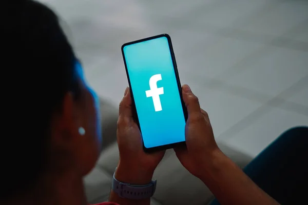 브라질 2023 삽화에서 페이스북 로고는 스마트폰 화면에 표시됩니다 — 스톡 사진