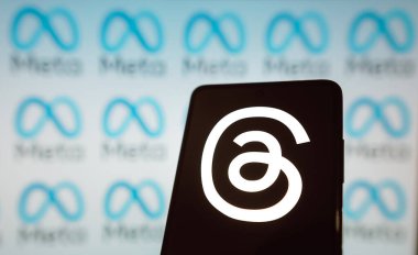 9 Temmuz 2023, Brezilya. Bu fotoğraf illüstrasyonunda, İplik logosu arka planda Meta logosu olan bir akıllı telefon ekranında görüntülenir