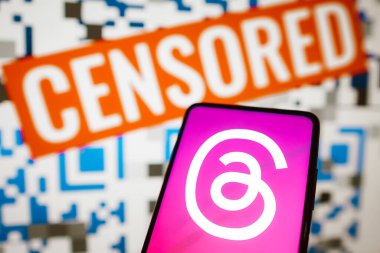 9 Temmuz 2023, Brezilya. Bu resimde iplik logosu akıllı bir telefondan gösteriliyor ve kırmızı uyarı kelimesi bulanık arkaplanda sansürleniyor