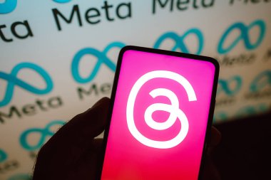 9 Temmuz 2023, Brezilya. Bu fotoğraf illüstrasyonunda, İplik logosu arka planda Meta logosu olan bir akıllı telefon ekranında görüntülenir