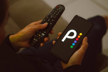 13 Temmuz 2023, Brezilya. Bu resimde, Tavuskuşu logosu akıllı telefondan gösteriliyor.