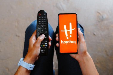 17 Temmuz 2023, Brezilya. Bu resimde, Hoichoi logosu akıllı telefondan gösteriliyor.