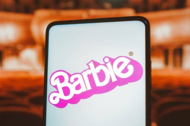 21 Temmuz 2023, Brezilya. Bu resimde, filmin logosu akıllı telefondan gösterilen Barbie resmi var. Barbie, Mattel 'in Barbie bebeklerinden uyarlanan 2023 yapımı Amerikan komedi filmi.