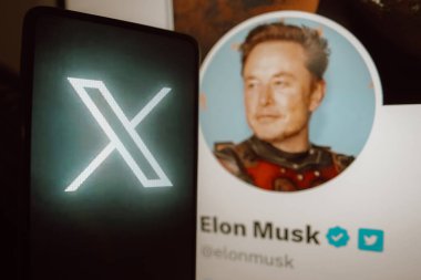 23 Temmuz 2023, Brezilya. Bu resimde, X harfinin logosu bir akıllı telefonda gösteriliyor. Elon Musk yakında Twitter 'da yeniden markalaşma olacağını duyurdu ve spekülasyonlar X uygulamasına işaret ediyor.