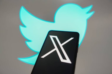 24 Temmuz 2023, Brezilya. Bu fotoğraf illüstrasyonunda, Twitter (X) 'in yeni logosu akıllı bir telefondan gösteriliyor. Arka planda, eski mavi kuş sosyal ağ logosu