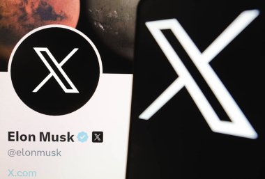 24 Temmuz 2023, Brezilya. Bu fotoğraf illüstrasyonunda, Twitter (X) 'in yeni logosu akıllı bir telefondan gösteriliyor. Arka planda, sosyal ağ Twitter 'ın yeni sahibi Elon Musk' un resmi profili