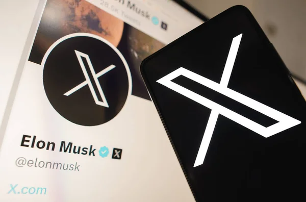24 Temmuz 2023, Brezilya. Bu fotoğraf illüstrasyonunda, Twitter (X) 'in yeni logosu akıllı bir telefondan gösteriliyor. Arka planda, sosyal ağ Twitter 'ın yeni sahibi Elon Musk' un resmi profili