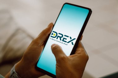 8 Ağustos 2023, Brezilya. Bu resimde, Drex logosu bir akıllı telefonda görülüyor. Drex, Merkez Bankası tarafından başlatılan yeni Brezilya dijital para birimi.