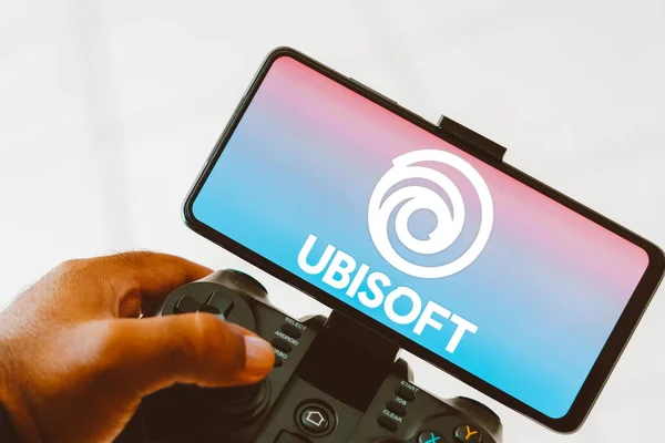 2023年8月9日 巴西在这张照片中 一个人在操纵杆上玩耍 并在智能手机屏幕上显示出Ubisoft娱乐公司的标志 — 图库照片