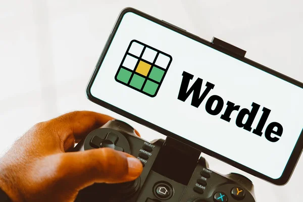 2023年8月9日 巴西在这张照片中 一个人在一个智能手机屏幕上玩操纵杆和Wordle标志 — 图库照片