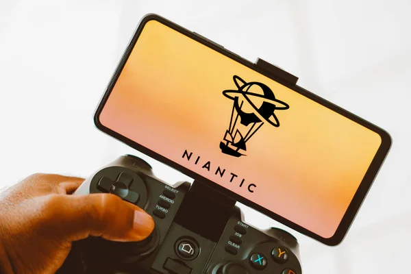 2023年8月9日 巴西在这张照片中 一个人在一个智能手机屏幕上玩操纵杆和Niantic标志 — 图库照片