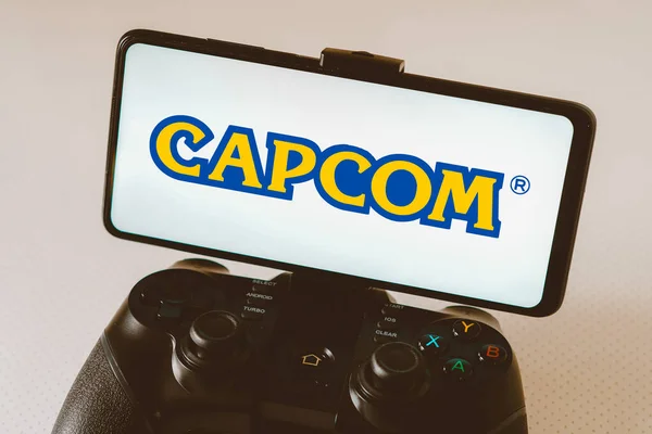 2023年8月14日 巴西在这张照片中 Capcom标志显示在智能手机屏幕上 与游戏控制杆相连 — 图库照片