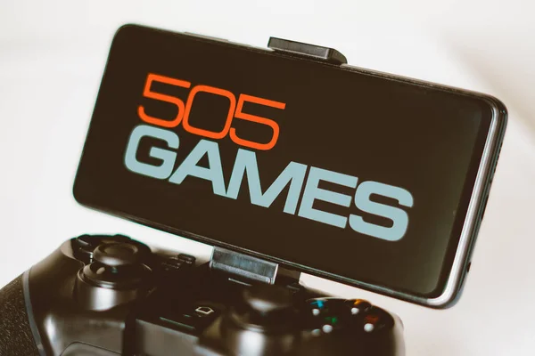 2023年8月14日 巴西在这张照片中 505游戏标志显示在智能手机屏幕上 与游戏操纵杆相连 — 图库照片
