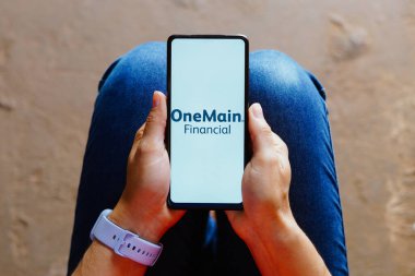 17 Ağustos 2023, Brezilya. Bu resimde, OneMain Financial logosu akıllı telefon ekranında gösteriliyor