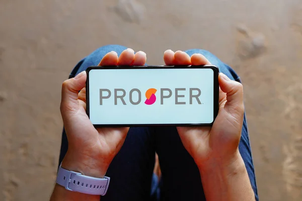 2023년 17일 브라질 일러스트에서 Prosper Marketplace 로고가 스마트폰 화면에 표시됩니다 — 스톡 사진