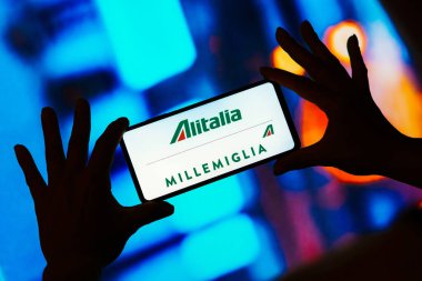 22 Ağustos 2023, Brezilya. Bu resimde, MilleMiglia (Alitalia) logosu bir akıllı telefonda gösteriliyor