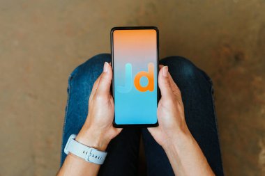 24 Ağustos 2023, Brezilya. Bu resimde, Just Dial (JD) logosu akıllı telefondan gösteriliyor