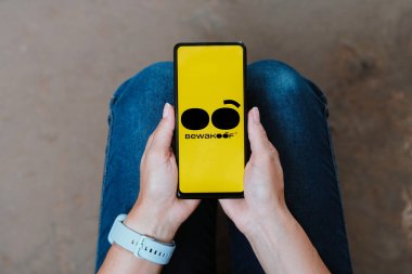 24 Ağustos 2023, Brezilya. Bu resimde, Bewakoof logosu akıllı telefondan gösteriliyor.