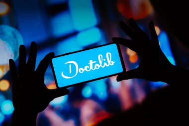 28 Ağustos 2023, Brezilya. Bu resimde, Doctolib logosu akıllı telefondan gösteriliyor.