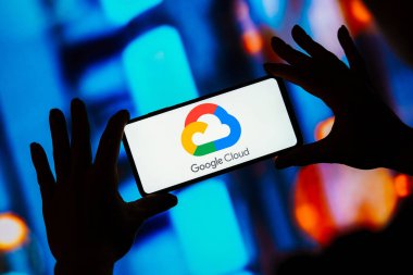 29 Ağustos 2023, Brezilya. Bu fotoğraf illüstrasyonunda, Google Cloud logosu bir akıllı telefonda görüntülendi
