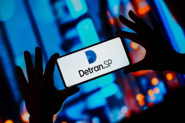 30 Ağustos 2023, Brezilya. Bu resimde, Detran SP logosu akıllı telefon ekranında görüntülenir