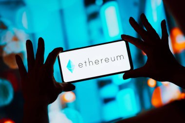 1 Eylül 2023, Brezilya. Bu resimde, Ethereum logosu akıllı telefon ekranında görüntülenir