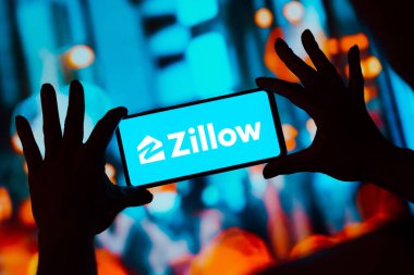 1 Eylül 2023, Brezilya. Bu resimde, Zillow logosu akıllı telefon ekranında gösteriliyor