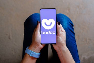4 Eylül 2023, Brezilya. Bu resimde, Badoo logosu akıllı telefon ekranında gösteriliyor.