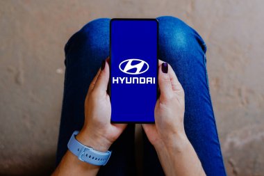 5 Eylül 2023, Brezilya. Bu resimde, Hyundai logosu akıllı telefon ekranında görüntülenir.