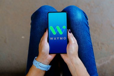 6 Eylül 2023, Brezilya. Bu resimde, Waymo logosu akıllı telefon ekranında görüntülenir