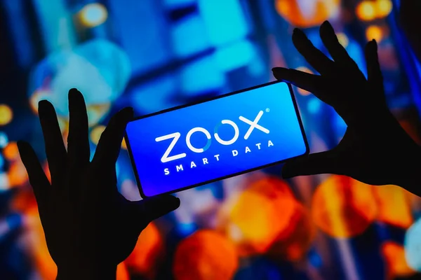 2023年9月6日 在这张照片中 Zoox Smart Data的标志显示在智能手机屏幕上 — 图库照片