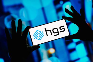7 Eylül 2023, Brezilya. Bu resimde, Hinduja Global Çözümleri (HGS) logosu akıllı telefon ekranında gösterilir