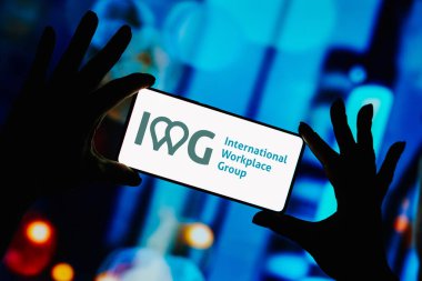7 Eylül 2023, Brezilya. Bu resimde, Uluslararası İşyeri Grubu (IWG) logosu bir akıllı telefon ekranında gösterilir.