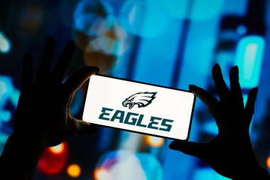 9 Eylül 2023, Brezilya. Bu resimde, Philadelphia Eagles logosu akıllı telefon ekranında gösteriliyor. Profesyonel bir Amerikan futbol takımıdır. Eagles, National Football League 'de mücadele ediyor.