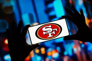9 Eylül 2023, Brezilya. Bu resimde, San Francisco 49ers logosu akıllı telefon ekranında gösteriliyor. Santa Clara, Kaliforniya 'da bulunan profesyonel Amerikan futbol takımıdır.
