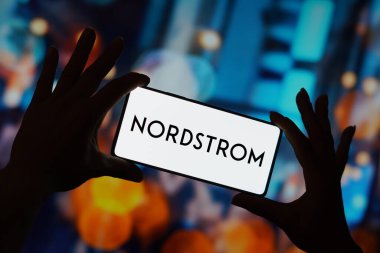 11 Eylül 2023, Brezilya. Bu resimde, Nordstrom logosu akıllı telefon ekranında gösteriliyor