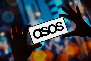 11 Eylül 2023, Brezilya. Bu resimde, ASOS logosu akıllı telefon ekranında görüntülenir