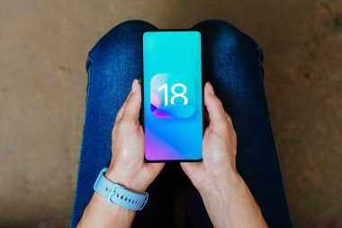 12 Eylül 2023, Brezilya. Bu resimde, iOS 18 logosu akıllı telefon ekranında görüntülenir