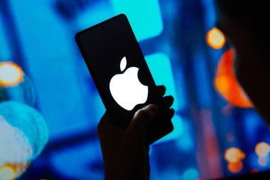 12 Eylül 2023, Brezilya. Bu resimde, Apple Inc. logosu akıllı telefon ekranında gösterilir