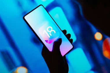 12 Eylül 2023, Brezilya. Bu resimde, iOS 18 logosu akıllı telefon ekranında görüntülenir