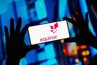 13 Eylül 2023, Brezilya. Bu resimde, Equinor logosu akıllı telefon ekranında görüntülenir