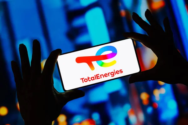 2023년 13일 브라질 일러스트에서 Total Energies 로고가 스마트폰 화면에 표시됩니다 — 스톡 사진
