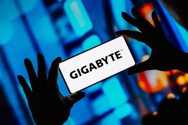 15 Eylül 2023, Brezilya. Bu resimde, Gigabyte Teknoloji logosu akıllı telefon ekranında gösteriliyor.