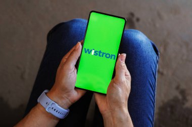 15 Eylül 2023, Brezilya. Bu resimde, Wistron Şirketi logosu akıllı telefon ekranında gösteriliyor.
