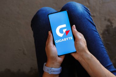 15 Eylül 2023, Brezilya. Bu resimde, Gigabyte Teknoloji logosu akıllı telefon ekranında gösteriliyor.